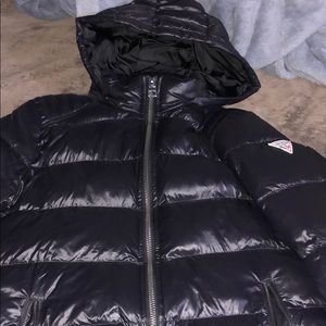 Guess puffer jacket 💯